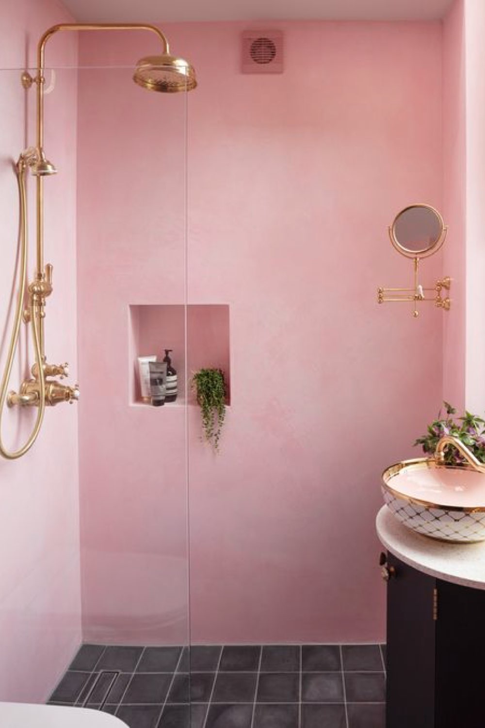renovation salle de bain moderne exemple douche italienne rose sol noir petite vasque déco robinetterie dorée