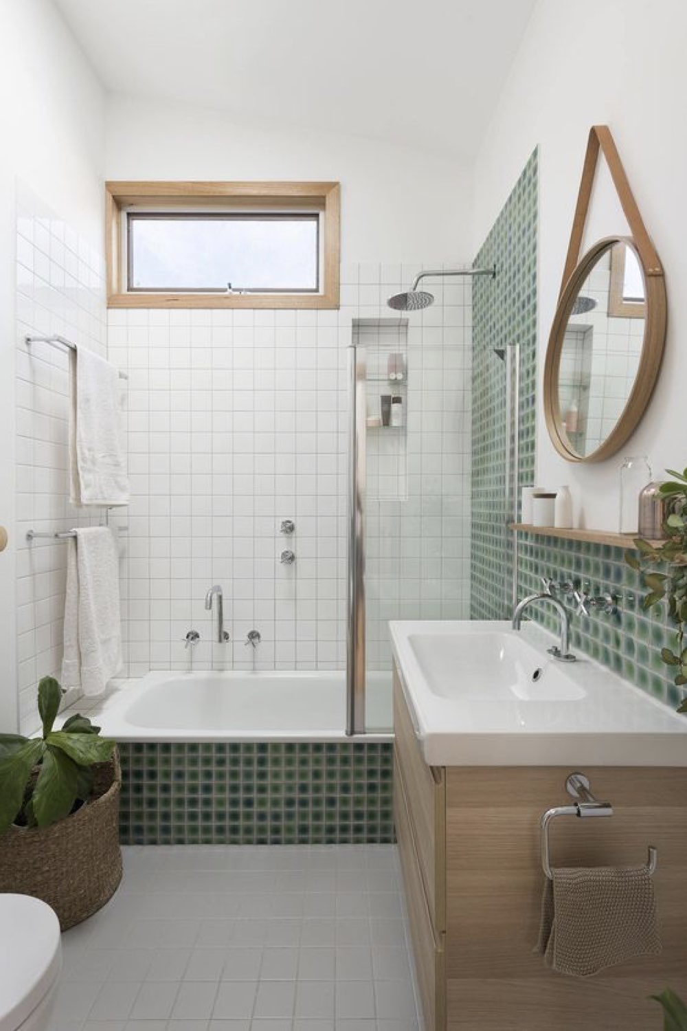 reussir deco salle de bain blanche verte et bois pare-douche transparent sur baignoire creusée dans le sol lucarne encadrement bois