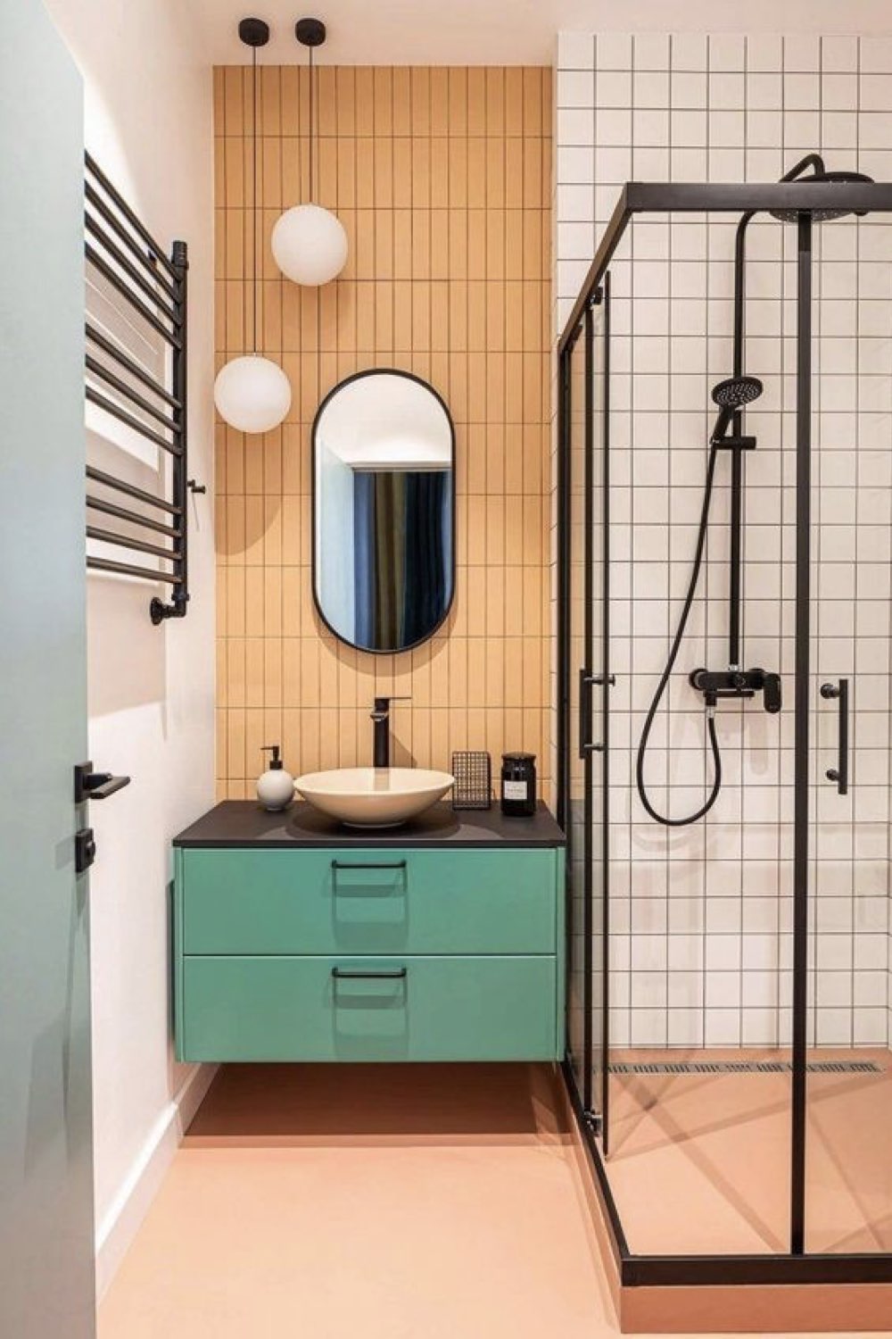 reussir deco salle de bain moderne couleur acidulée orange vert corail carrelage blanc douche encadrement noir original miroir arrondi oblongue