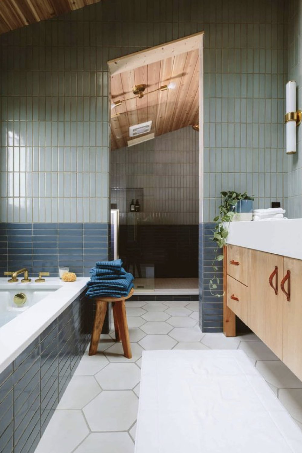reussir deco salle de bain duo de carrelage mural vert de gris et bleu grisé ambiance douce baignoire espace tout en longueur