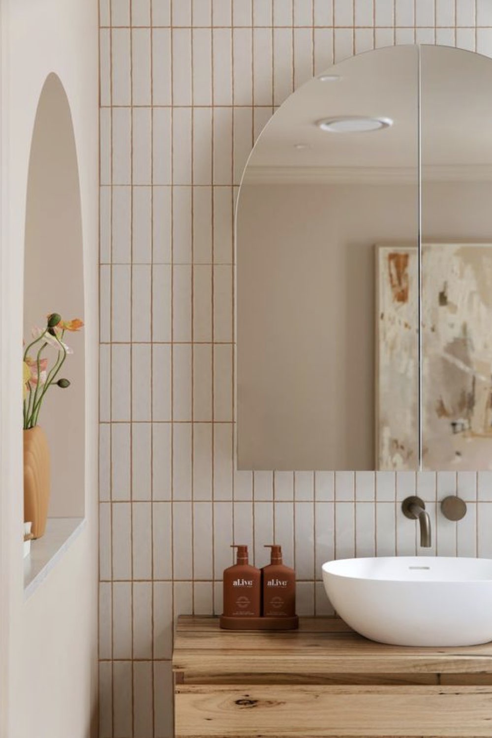 reussir deco salle de bain tendance épuré céramique murale moderne petit format miroir cintré arrondi sur le haut joint coloré