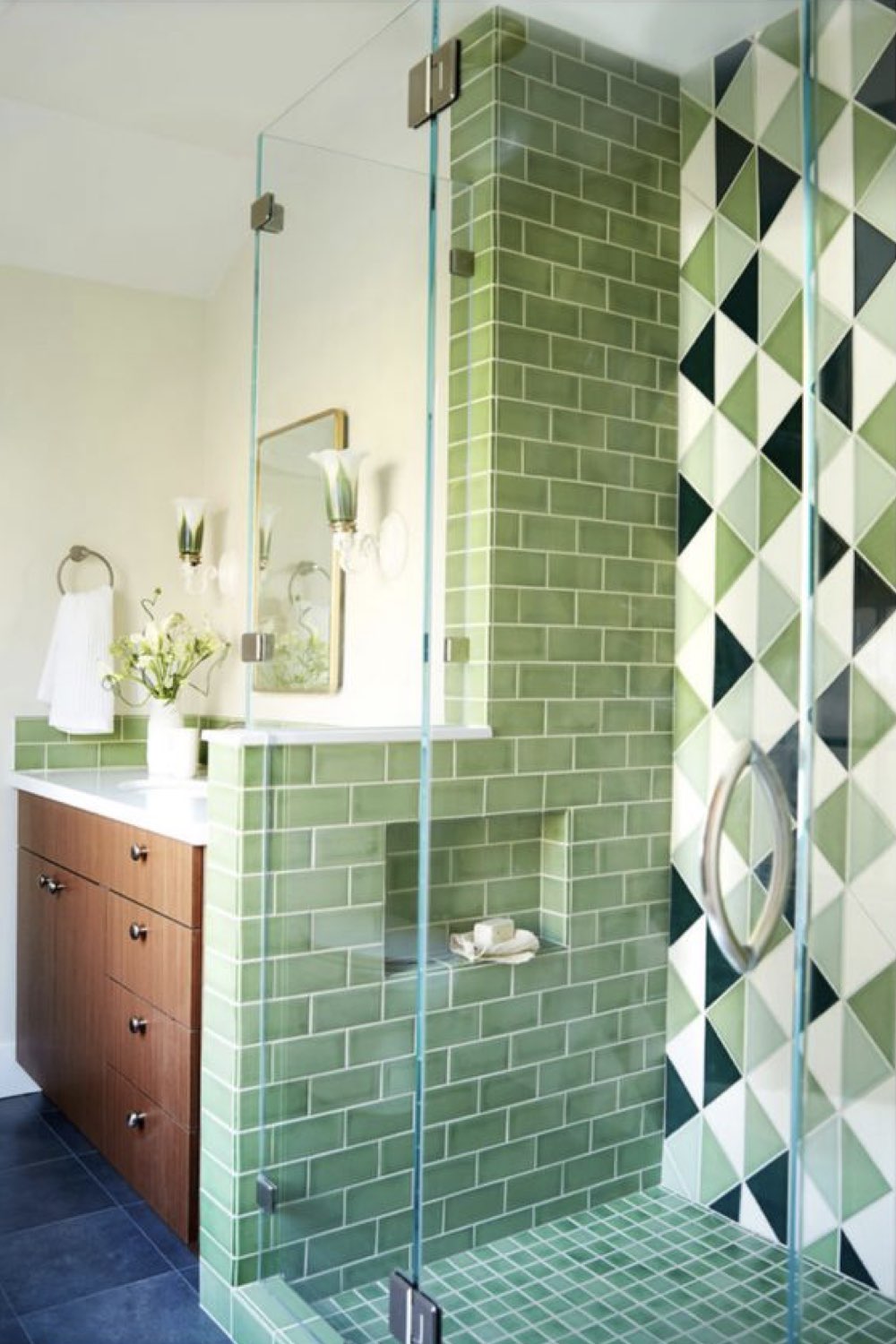 reussir deco salle de bain plusieurs carrelage vert zelliges espace douche collé contre le meuble vasque