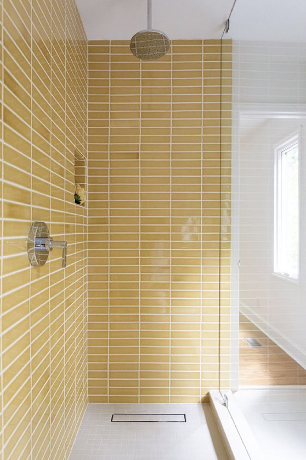 reussir deco salle de bain carrelage douche jaune bonne humeur vitalité atmosphère épurée grande douche italienne