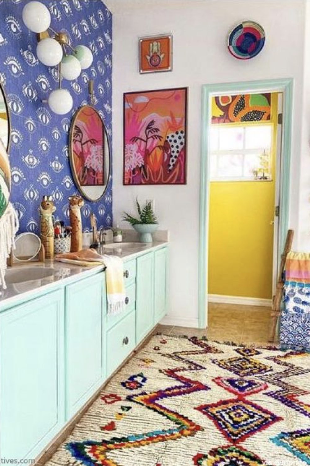 salle de bain decoration reussie exemple meuble sous-vasque coloré bleu vert aqua céladon papier peint motif mur jaune tapis ethnique