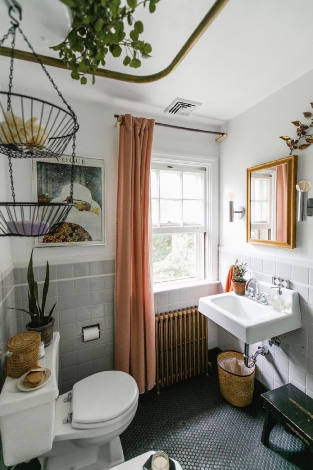 salle de bain decoration reussie exemple soubassement carrelage couleur vert de gris rideau terracotta moderne et chaleureux