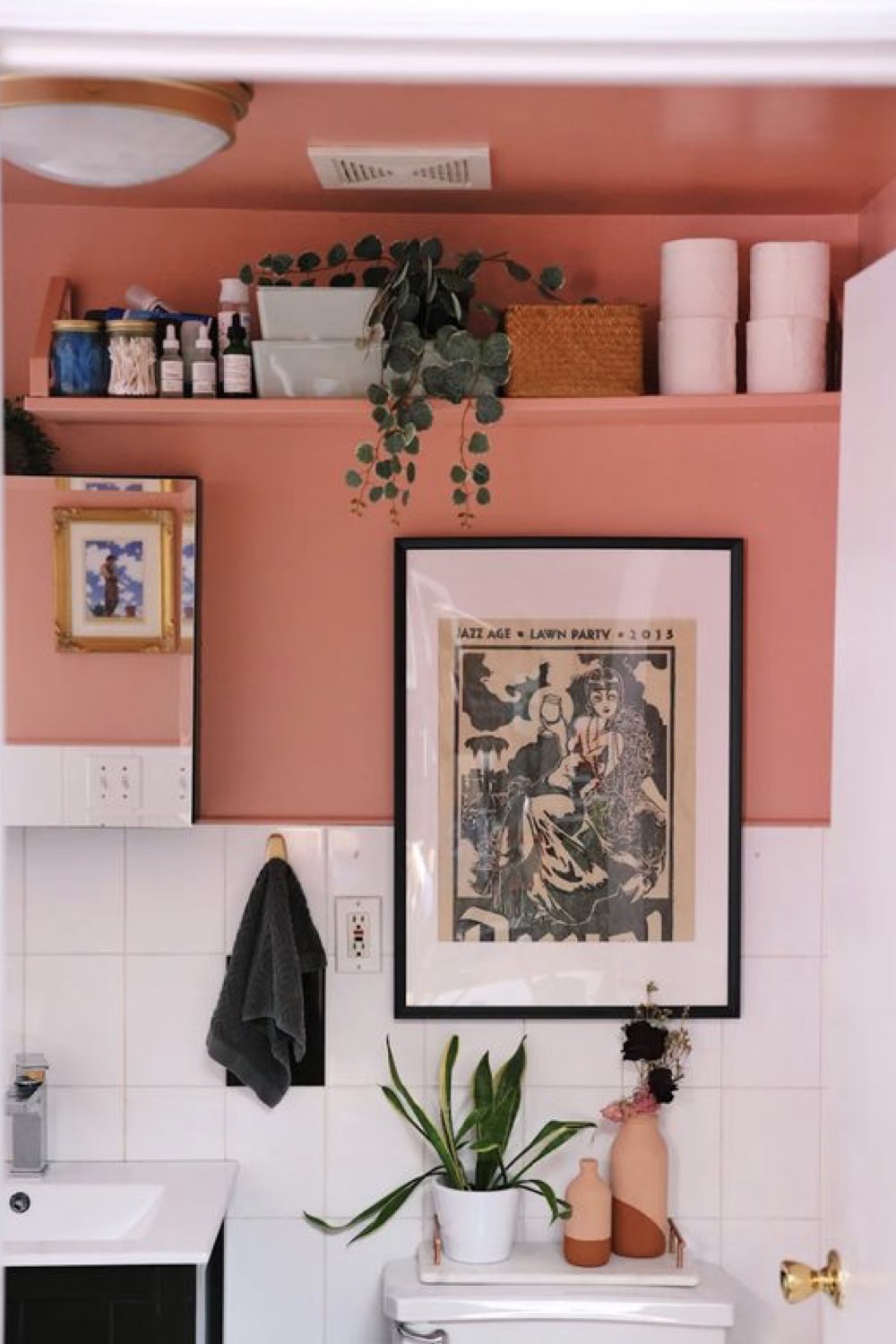 salle de bain decoration reussie exemple soubassement carrelage blanc peinture terracotta ambiance moderne et chaleureuse