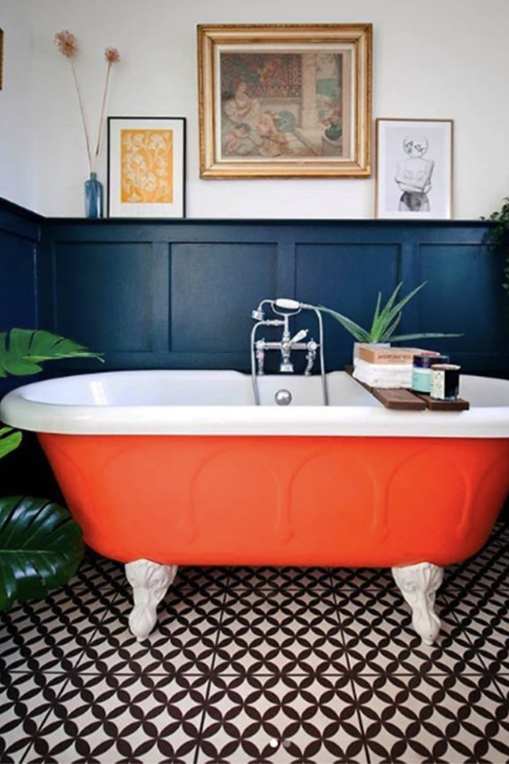 salle de bain decoration reussie exemple soubassement lambris bleu nuit baignoire ancienne sur pied couleur orange contraste chic