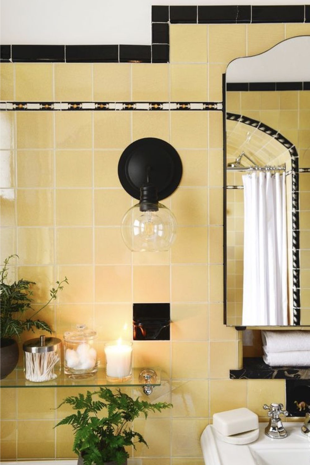 salle de bain decoration reussie exemple carrelage mural crédence soubassement jaune pastel contrasté avec détails noir frise luminaire et encadrement miroir