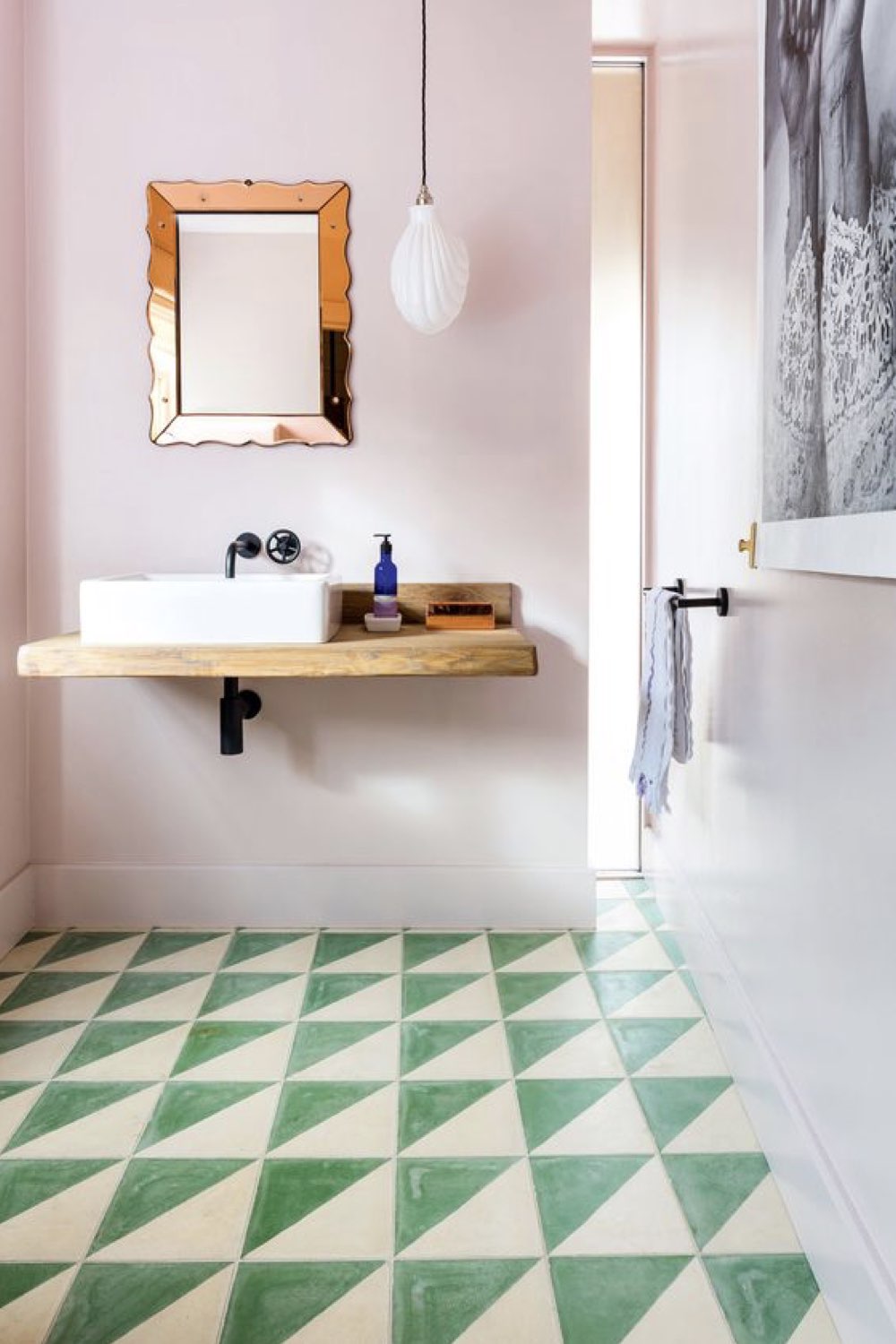 salle de bain decoration reussie exemple couleur complémentaire mur rose sol géométrique vert féminin et original