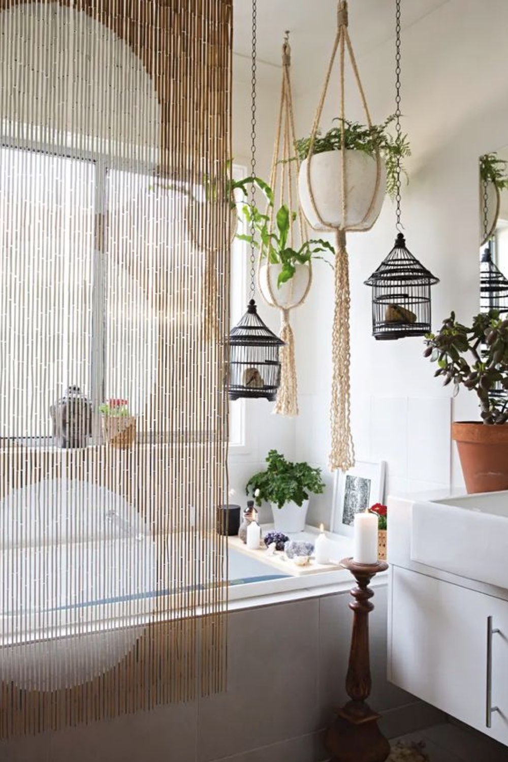salle de bain decoration reussie exemple style boho chic lumineux baignoire rideau macramé plantes suspendues