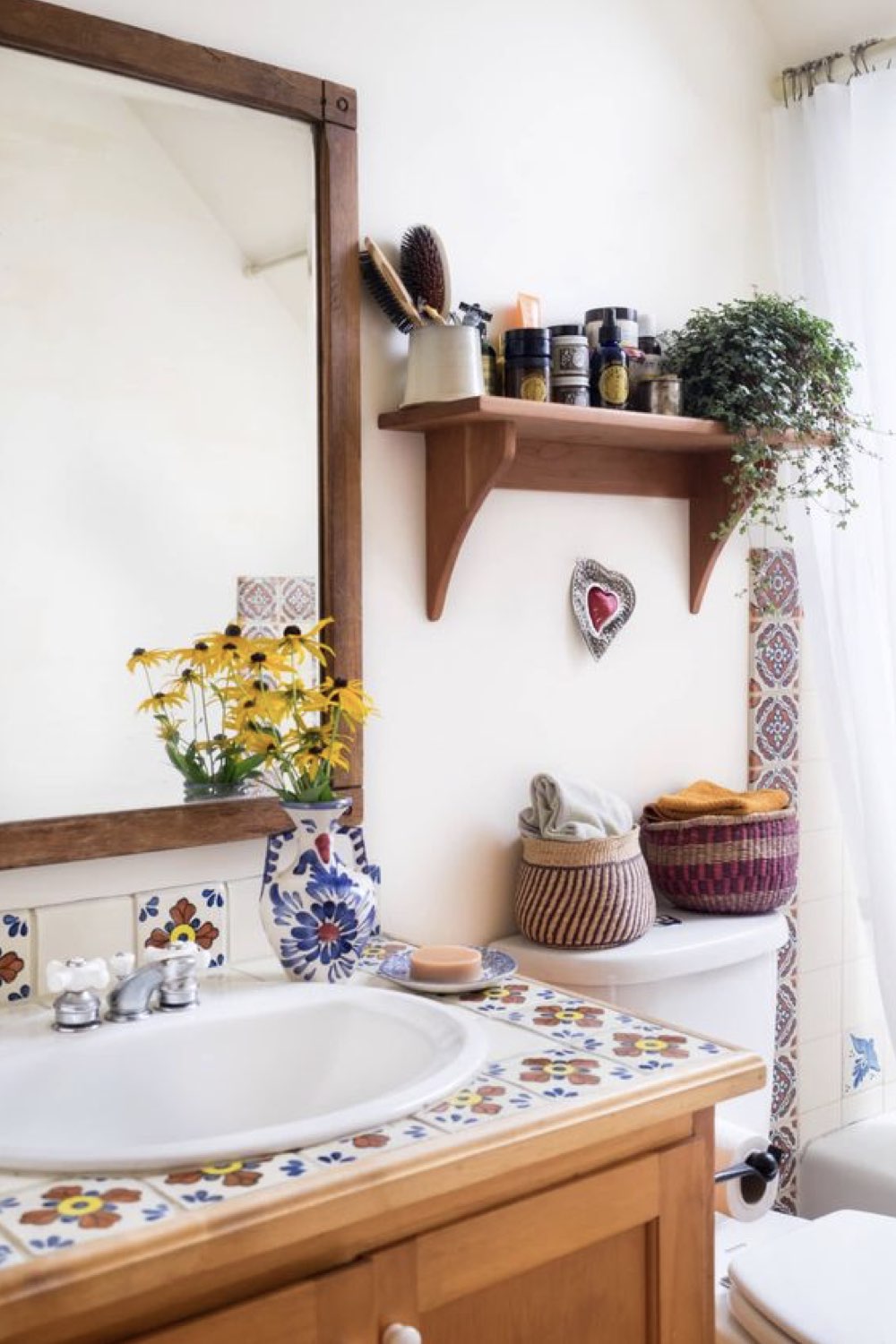 salle de bain decoration reussie exemple plan vasque carrelage à motif rétro ancien bois blanc