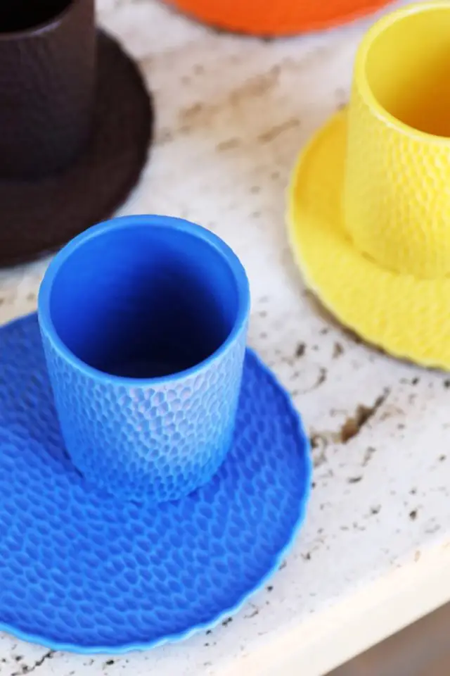 vaisselle design coloree originale tasse et sous-tasse couleur franche bleu jaune noir tendance color bloc