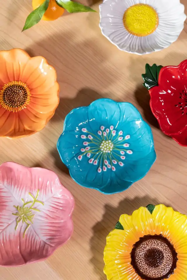 vaisselle design coloree originale assiette de présentation unique fleur bleue et blanche