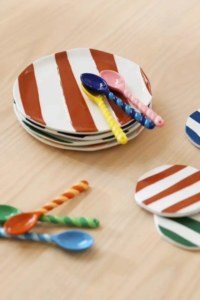 vaisselle design coloree originale assiette plate à rayure moderne