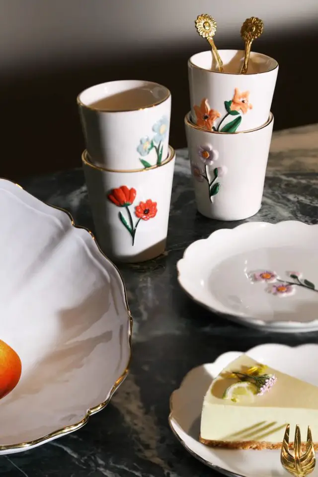 vaisselle design coloree originale tasse mug blanc avec petites fleurs