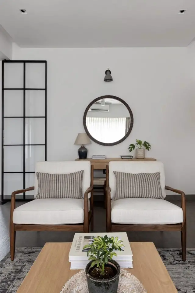 visite deco appartement slow living chic salon séjour mur peinture blanc porte vitrée miroir rond fauteuil en bois design moderne vintage