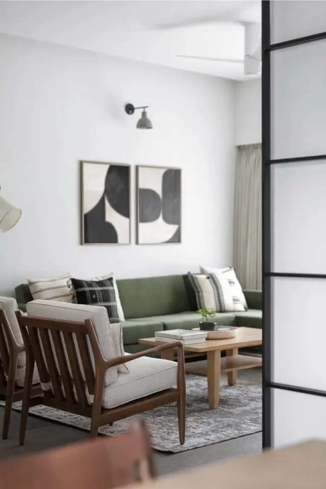 visite deco appartement slow living chic salon séjour canapé vert meuble en bois esprit moderne