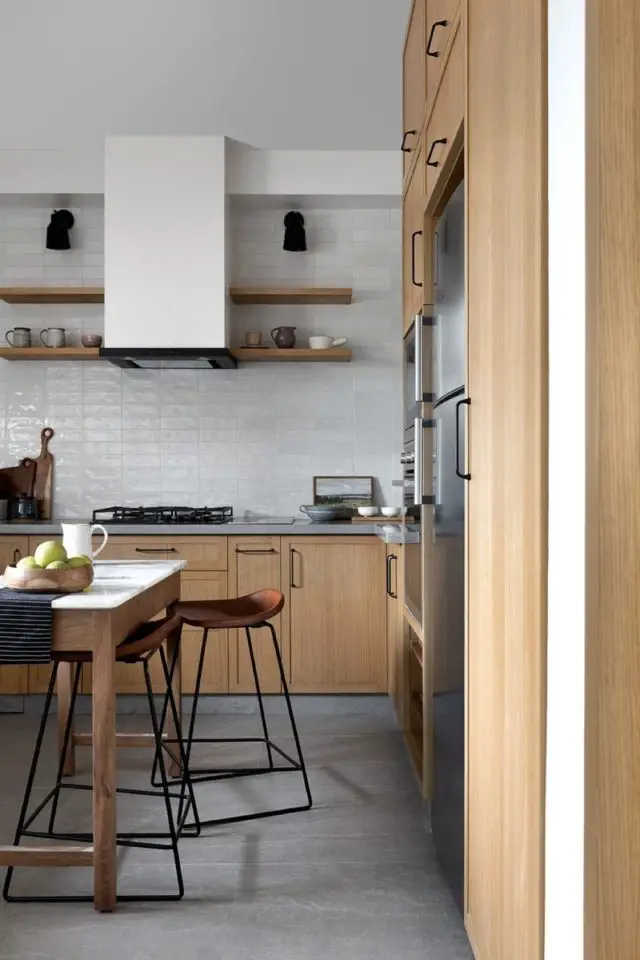 visite deco appartement slow living chic cuisine pièce de vie meuble en bois clair crédence mur entier carrelage blanc moderne