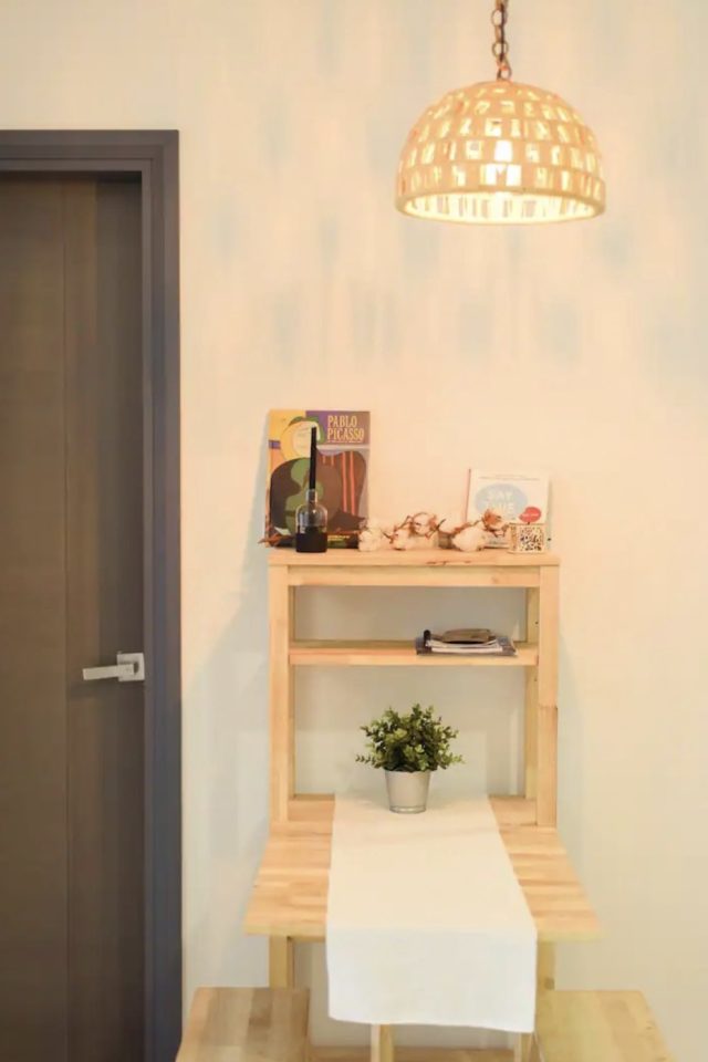appartement moderne malaisie singapour location vacances coin repas pour petit déjeuner table en bois pratique gain de place