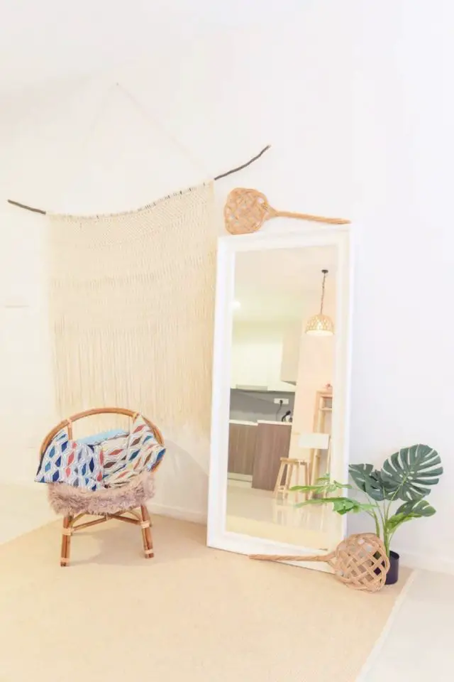 appartement moderne malaisie singapour location vacances détail déco miroir plante verte fauteuil en rotin