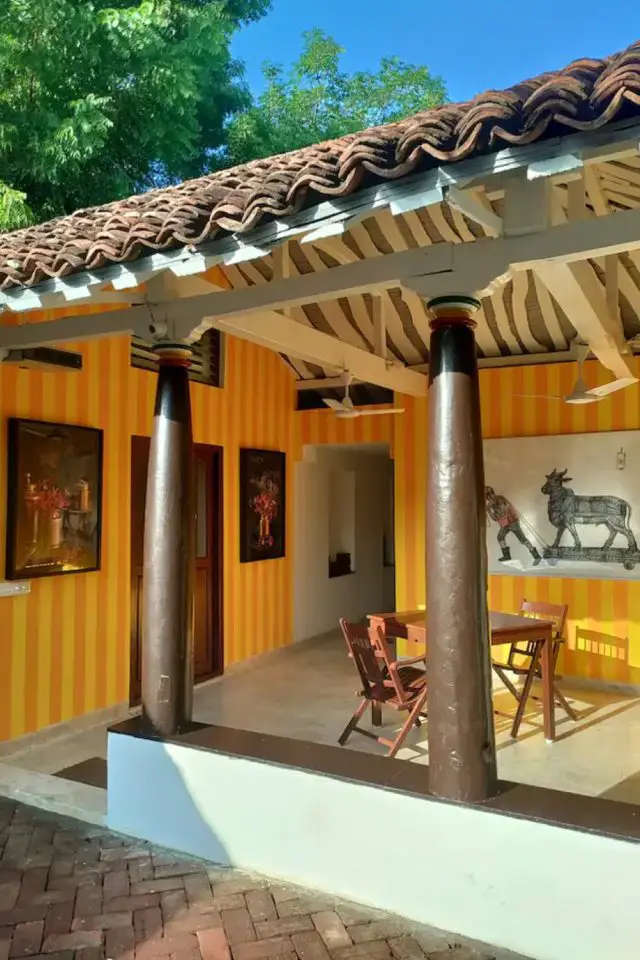 architecture villa traditionnelle tamil nadu inde espace extérieur ombre salla table repas jardin piliers