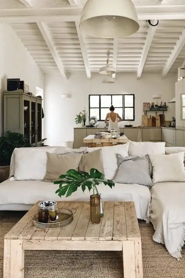 caracteristique decor bord de mer salon cuisine salle à manger grande pièce à vivre blanche avec touche de couleur naturelle bois beige gris vert sauge douceur