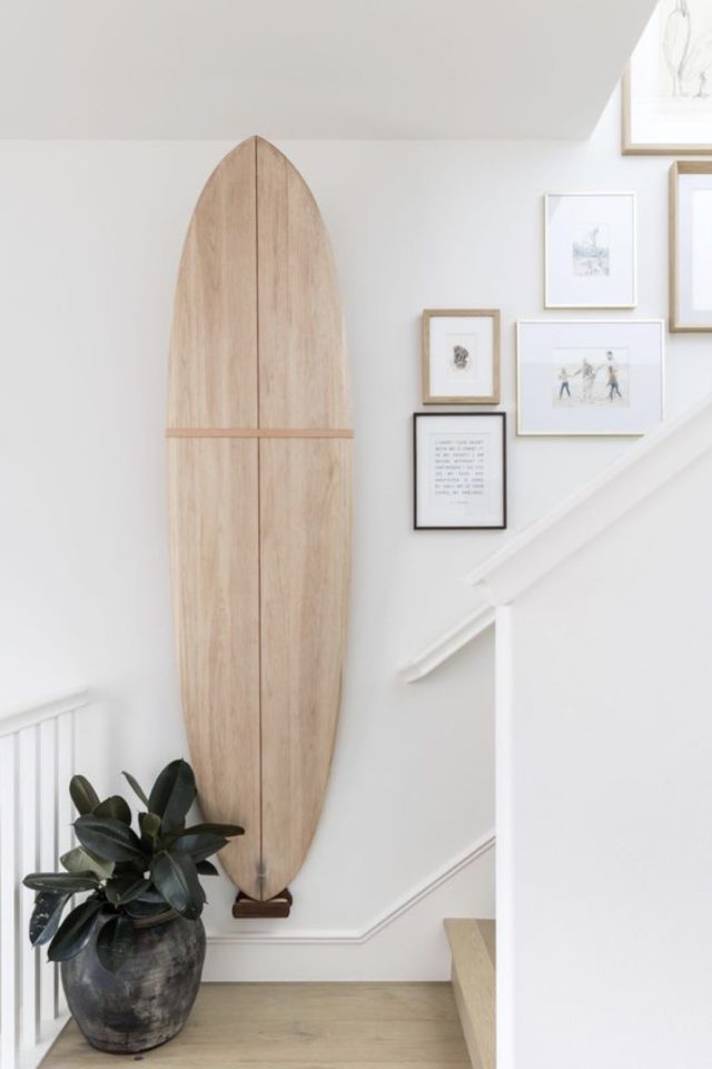 caracteristique decor bord de mer cage d'escaliers blanche décor mural galerie de tableau planche de surf en bois décoration chic
