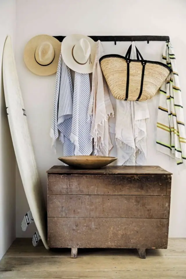caracteristique decor bord de mer mise en scène déco porte-manteau chapeau de plage panier tressé moderne fouta malle récup en bois planche de surf