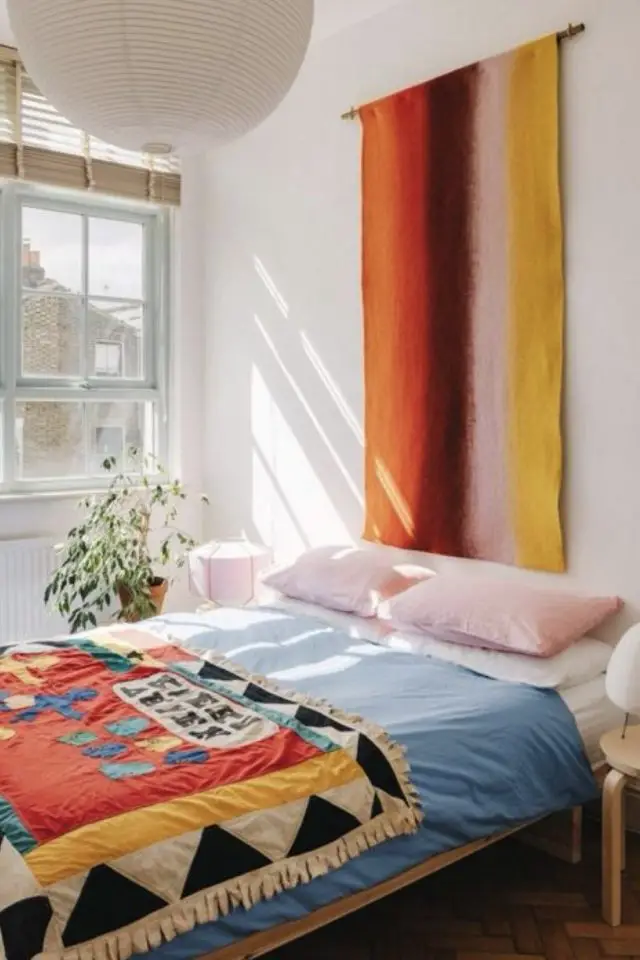 chambre adulte deco mur dessus lit tenture multicolore décoration textile facile