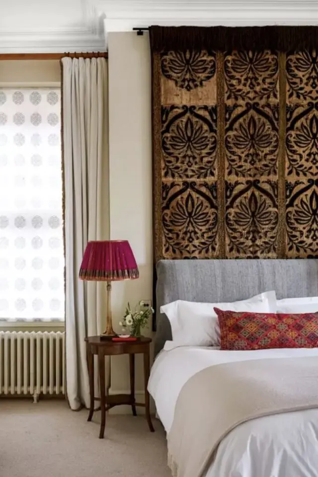 chambre adulte deco mur dessus lit suspendre tenture tapisserie ancienne chinée motif élégant