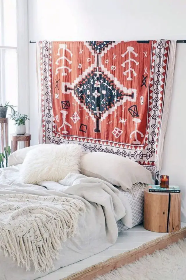chambre adulte deco mur dessus lit tenture ethnique suspendue avec barre à rideau décor bohème coloré