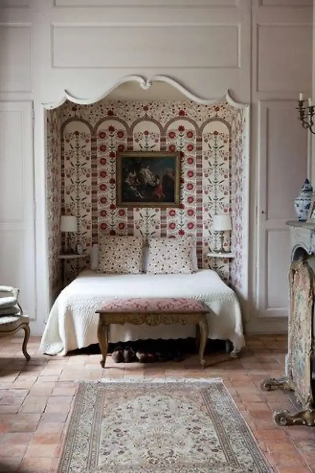 chambre adulte deco mur dessus lit alcôve papier peint à motif balkan fleuri