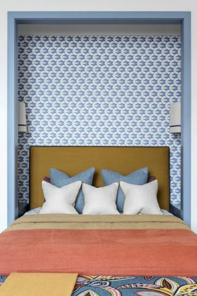 chambre adulte deco mur dessus lit renfoncement alacôve papier peint bleu et blanc boiserie chic