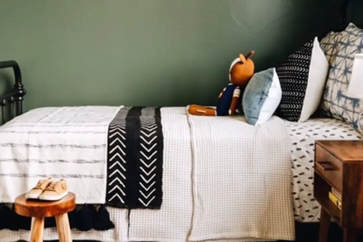 chambre enfant couleur vert moderne tendance peinture linge de lit décoration exemple