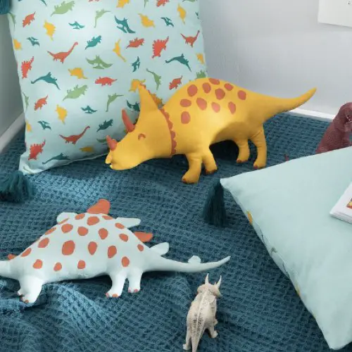 chambre enfant deco textile moderne blancheporte Coussin garni enfant dinosaure "stégosaure"