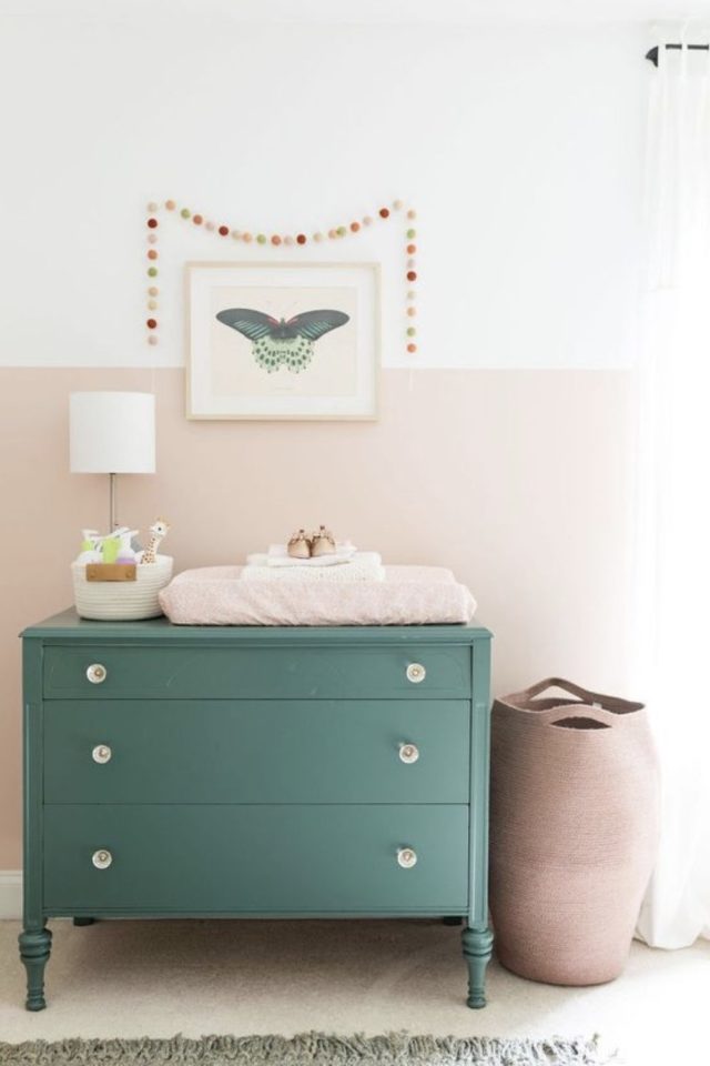 chambre enfant verte exemple association couleur fille soubassement rose commode vert sauge couleur complémentaire