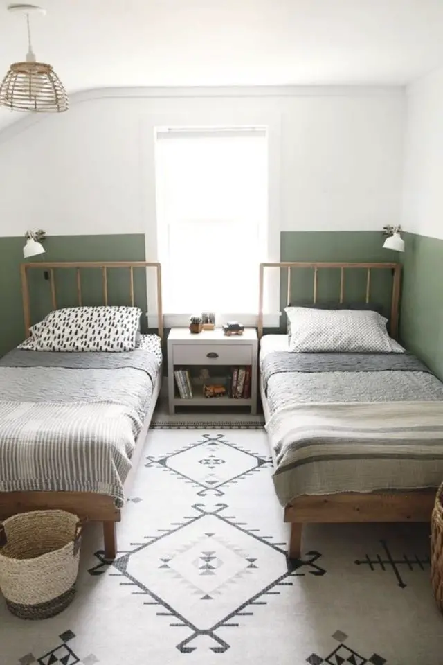 chambre enfant verte exemple association couleur soubassement vert sauge associé à du blanc peinture lits jumeaux une personne