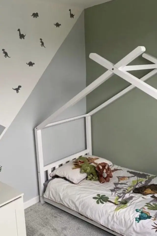 chambre enfant verte exemple association couleur blanc gris vert sauge peinture graphique géométrique lit cabane blanc