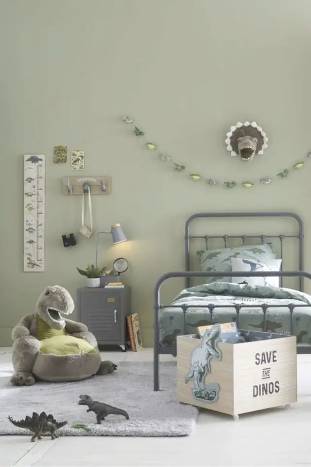 chambre enfant verte exemple association couleur mur peinture sauge clair lit en métal gris inspiration dinosaure