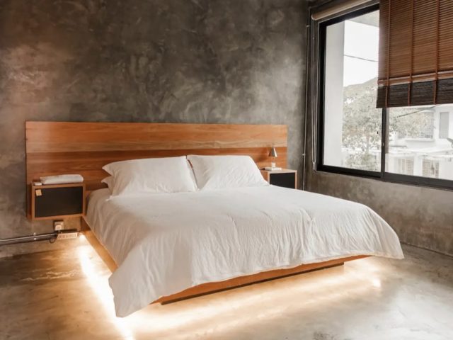 circuit asie sud est malaisie hebergement luxe confort chambre à coucher adulte décor moderne et élégant béton ciré mural tête de lit en bois éclairage original