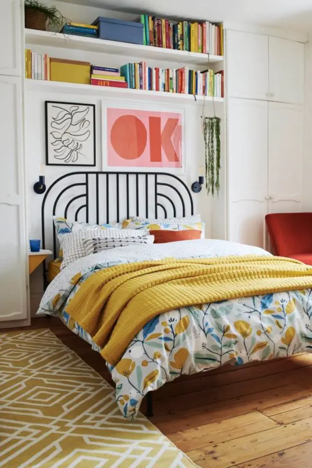 comment decorer dessus tete de lit étagère cadres rangement livre espace sommeil coloré jeune et moderne