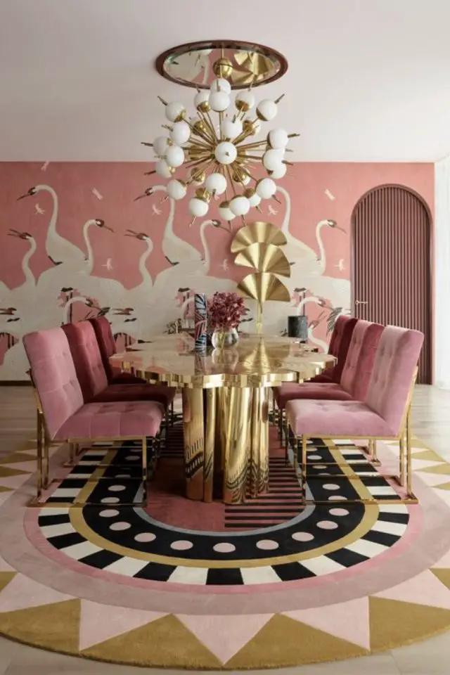 comprendre et decorer art deco salle à manger rose et or velours chic élégant table oblongue luminaire vintage papier peint original