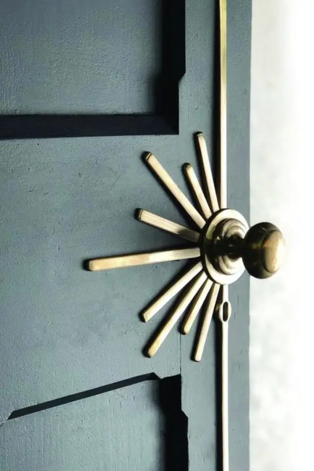 comprendre et decorer art deco détail décoration de porte poignée métal géométrique soleil