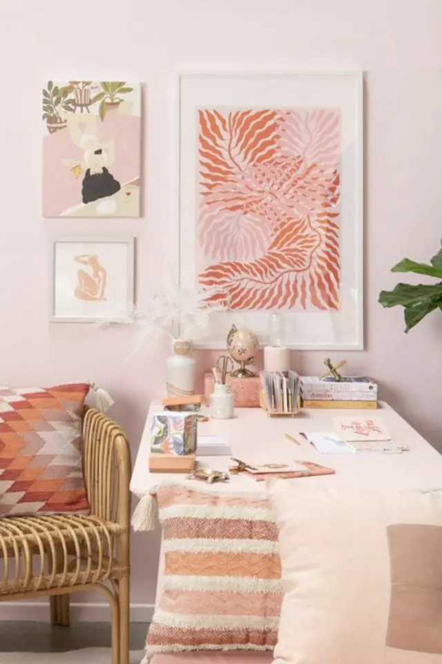 deco interieure couleur rose corail exemple salle à manger coin repas nappe textile décoratif coussin affiche murale moderne