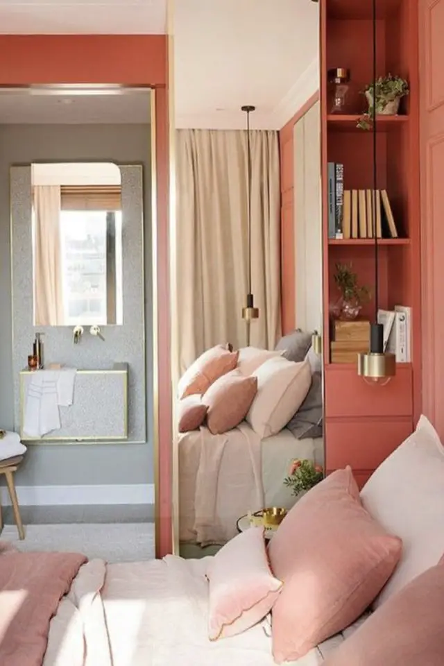 deco interieure couleur rose corail exemple chambre à coucher meuble sur mesure coloré coussin oreillers parure de lit douceur
