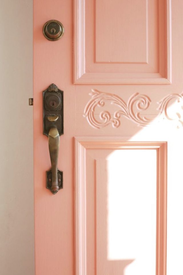 deco interieure couleur rose corail exemple peinture porte d'entrée originale en bois