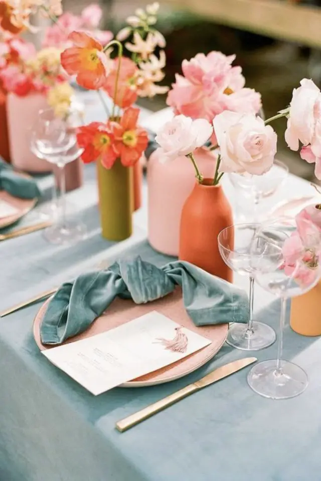 deco interieure couleur rose corail exemple décoration de table nappe bleu vaisselle chaude terracotta fleur printemps été