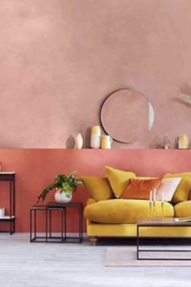 deco interieure couleur rose corail exemple soubassement coffrage mur ton sur ton dégradé canapé jaune moderne salon séjour