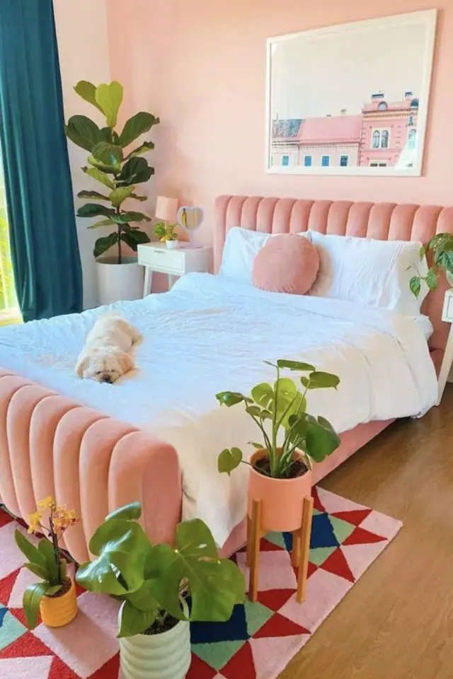 deco interieure couleur rose corail exemple chambre à coucher parentale velours tête de lit capitonnée moderne et féminine