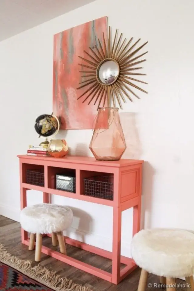 deco interieure couleur rose corail exemple entrée console mur blanc vase en verre coloré tabouret tableau abstrait décor mur